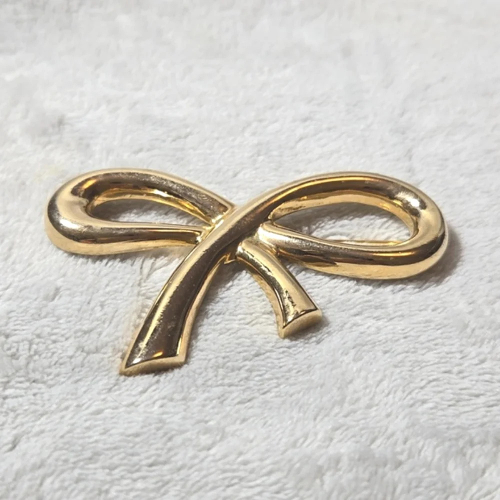 #430 VINTAGE gold tone brooch